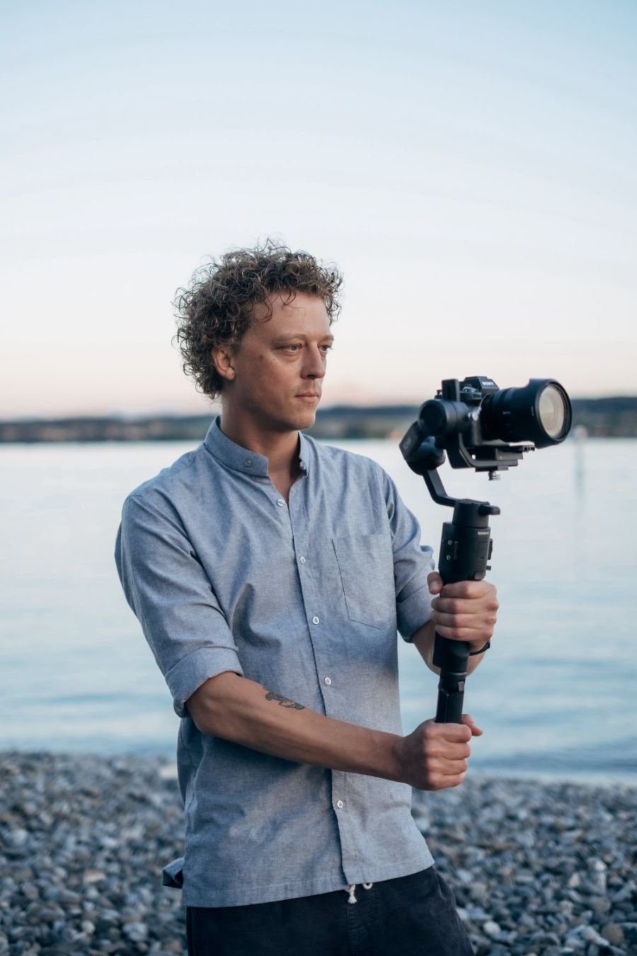 Sören Funk, Fotograf und Videograf, bei der Arbeit am Bodensee